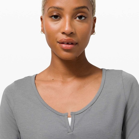 SOLD Lululemon • cropped henley long sleeve tee grey heathered asphalt athletic - Picture 4 of 9